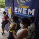Estudantes que saíram da prova do Enem após as 16h na Unip da Lapa - André Porto/UOL