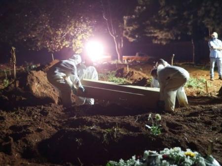 Brasil tem média de 65 mil novos casos de coronavírus diários, patamar bastante alto, sem contar a subnotificação - REUTERS/AMANDA PEROBELLI