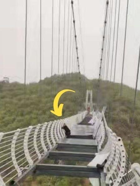 Turista fica preso em ponte chinesa de 260 metros de altura - Reprodução/Redes Sociais