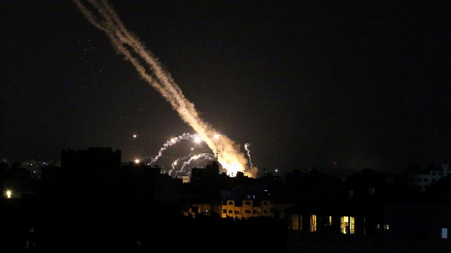 Foguetes disparados da Faixa de Gaza pelo Hamas em direção a Israel - Ibraheem Abu Mustafa/Reuters
