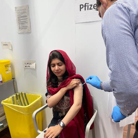 Malala é vacinada contra a covid-19  - Reprodução/Instagram/Malala