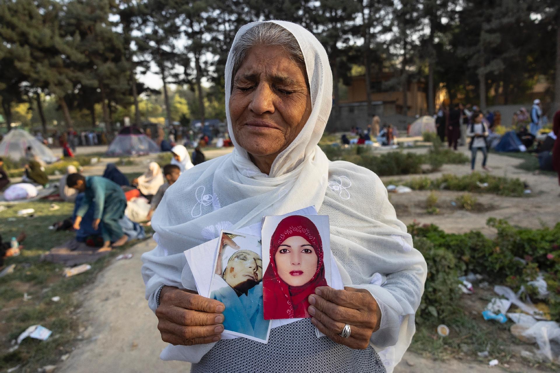 Zoohra, 60 anos, mostra foto da filha que, segundo conta, foi assassinada pelo Talibã no mês passado - Paula Bronstein/Getty Images