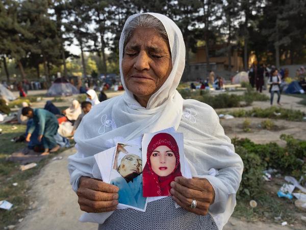 Zoohra, 60 anos, mostra foto da filha que, segundo conta, foi assassinada pelo Talibã no mês passado - Paula Bronstein/Getty Images