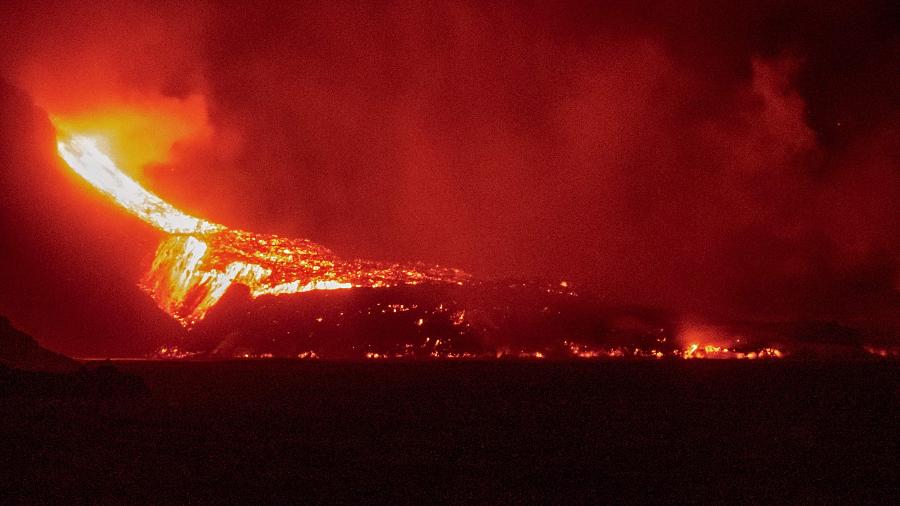 Lava do vulcão Cumbre Vieja, em La Palma (Ilhas Canárias), atinge o mar na praia de Los Girres em setembro de 2021 - Sunsets Sweden/AFP