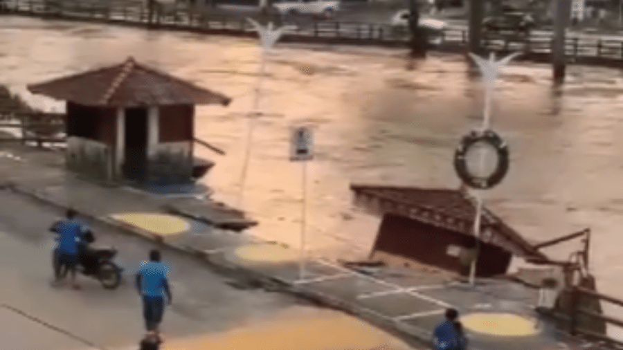 Barraca cai em rio na cidade de Mutuípe  - Reprodução/Instagram