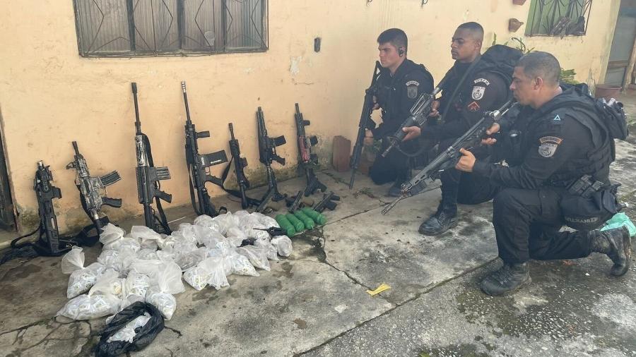 Drogas, granadas e 14 armas de fogo, incluindo 8 fuzis foram apreendidos durante operação - PMERJ/Twitter/Divulgação
