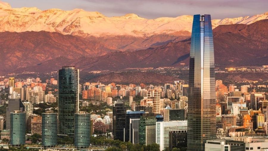 Grandes fortunas e população de baixa renda convivem em Santiago, capital do Chile - Getty Images