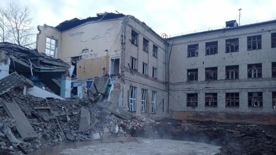 Prédio de escola ficou parcialmente destruído após ser atingido por mísseis em Kramatorsk, no leste da Ucrânia - Procuradoria-Regional de Donetsk