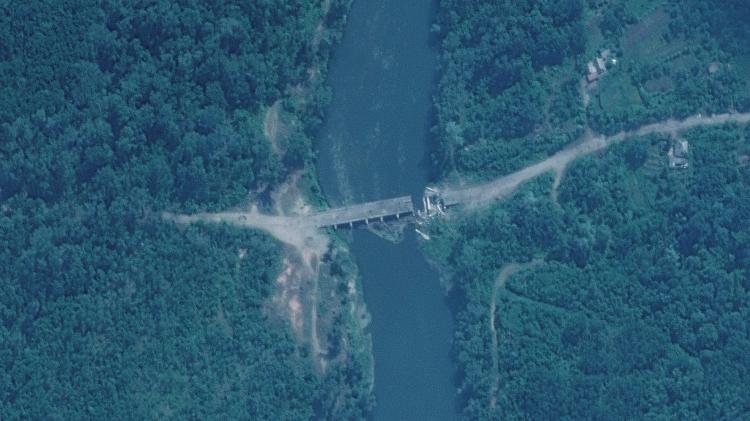 Another bridge collapsed in the Rubizhne area - via Maxar Technologies/Magazine REUTERS - REUTERS with Maxar Technologies/Distribution