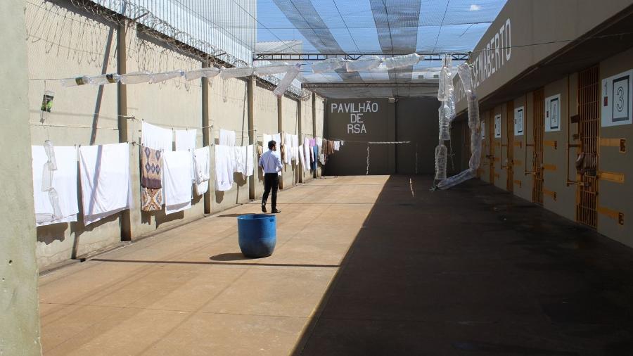 Em Dracena, muro de pavilhão que pertencia ao regime fechado foi pintado com a sigla "RSA" (regime semiaberto); presos continuam trancados em celas, mesmo durante o dia - Defensoria Pública de São Paulo