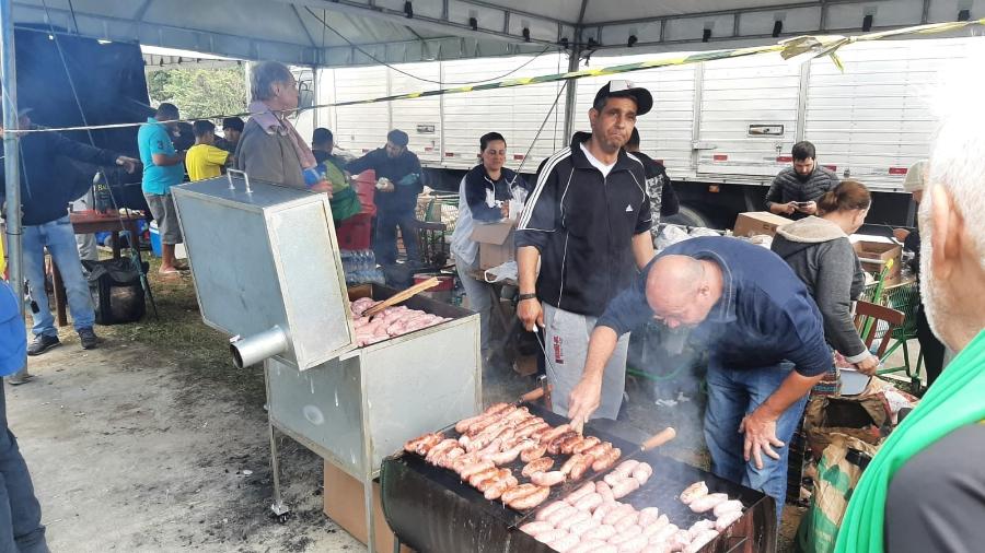 Caminhoneiros servem churrasco de linguiça com pão a apoiadores - Abinoan Santiago/UOL
