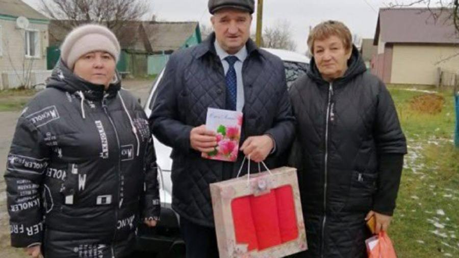 Familiares de soldados mortos na guerra da Ucrânia receberam toalhas do líder distrital de Kursk, na Rússia - Reprodução/Twitter