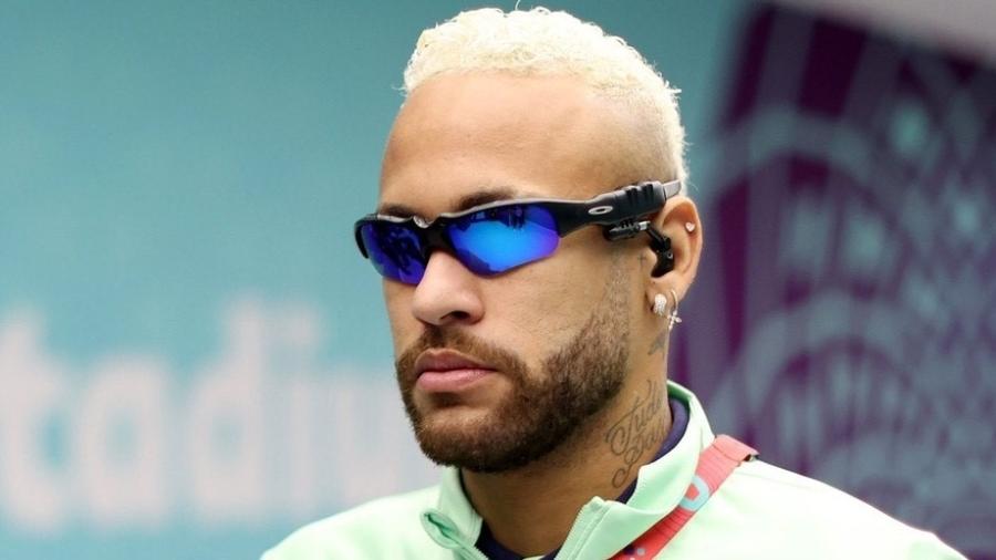 Neymar com fones de ouvido integrados em um óculos de sol da Oakley - FIFA