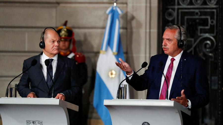 O primeiro-ministro alemão, Olaf Scholz, e o presidente argentino, Alberto Fernandez, em coletiva de imprensa após encontro - AGUSTIN MARCARIAN/REUTERS