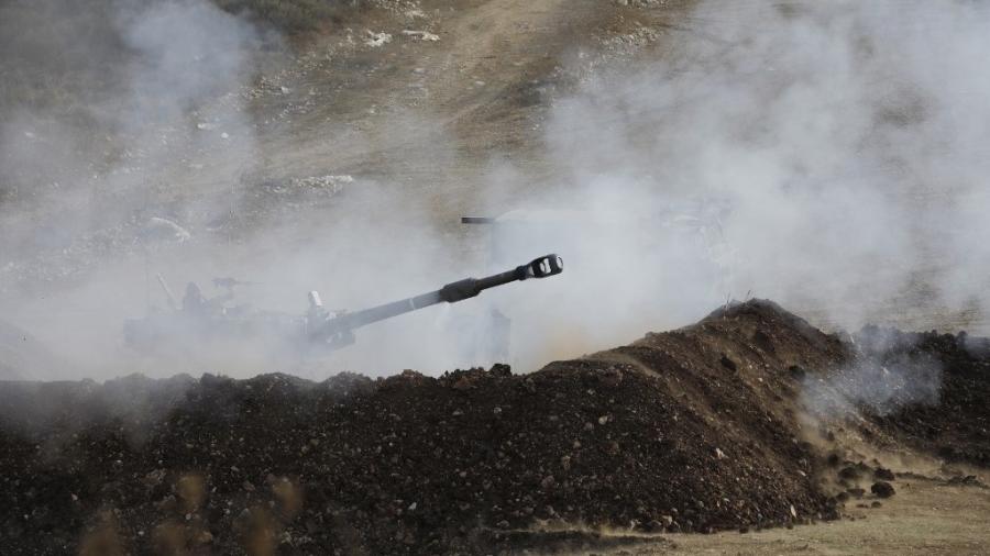 Forças militares israelenses lançam mísseis em direção à fronteira com o Líbano na manhã desta segunda-feira (9)