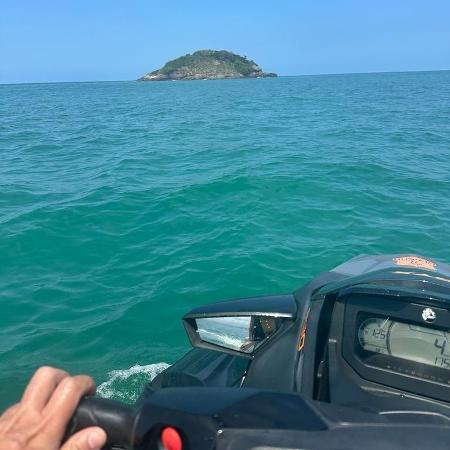 Homem tirou foto de passeio em moto aquática apenas 15 minutos antes de ser roubado por "piratas" no litoral de SP, em setembro deste ano