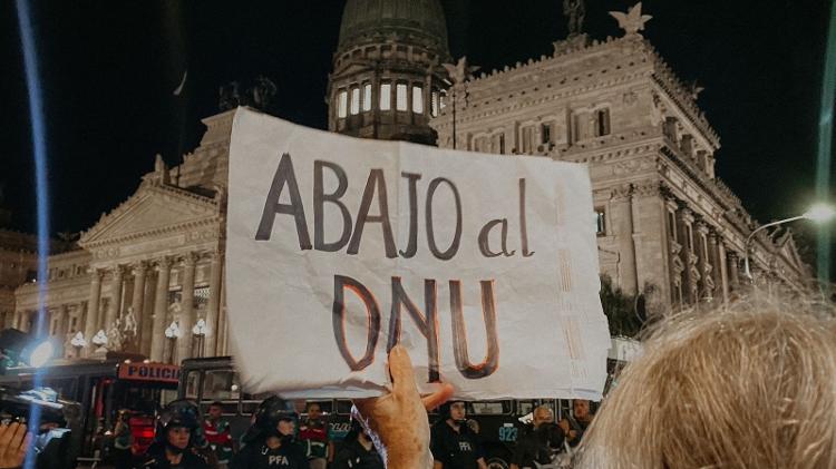 Protesto contra o megadecreto de Milei, o DNU (Decreto de Necessidade de Urgência)