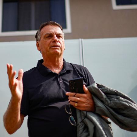 O ex-presidente Jair Bolsonaro gesticula em frente à sua casa antes de prestar depoimento à PF