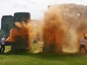 Ativistas vandalizam pedras de Stonehenge, na Inglaterra, com tinta laranja
