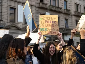 Ato contra ajuste fiscal de Milei leva estudantes e professores às ruas 