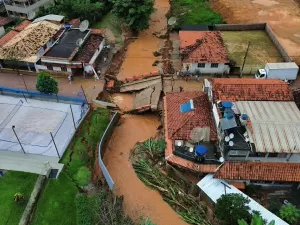 Chuva derruba pontes, deixa desabrigados e causa rastro de destruição em MG