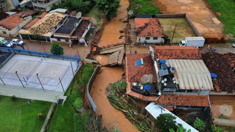 Duas pontes ficaram completamente destruídas após as chuvas desta terça-feira (7) em Dom Silvério (MG)