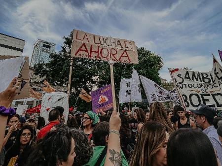 Manifestantes na marcha do 8 de Março em Buenos Aires