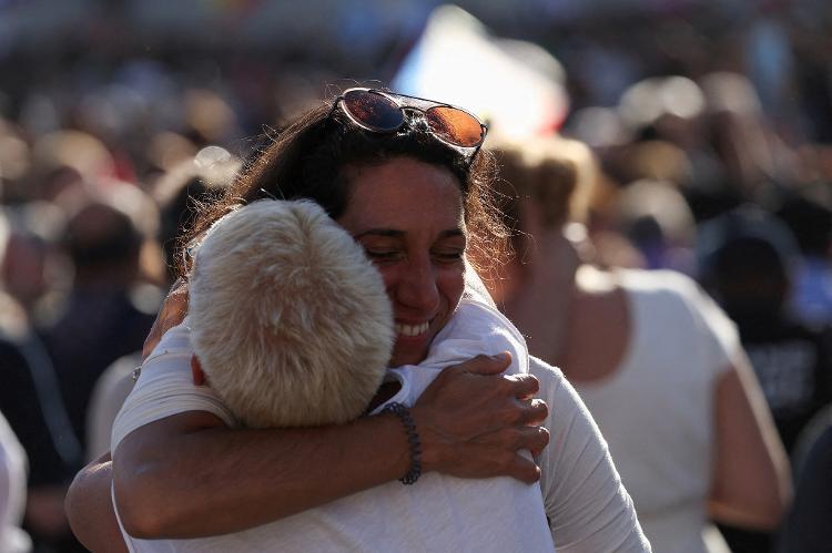 8.mai.2025 - Fiéis na praça de São Pedro 8.mai.2025 - Fiéis na praça de São Pedro