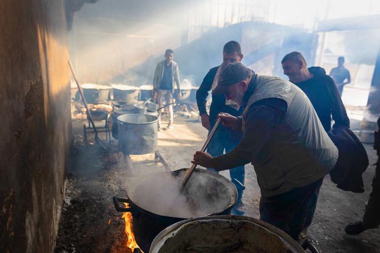 20.dez.2023 - O chef espanhol José Andrés cozinha em Gaza - WCK/Divulgação - WCK/Divulgação