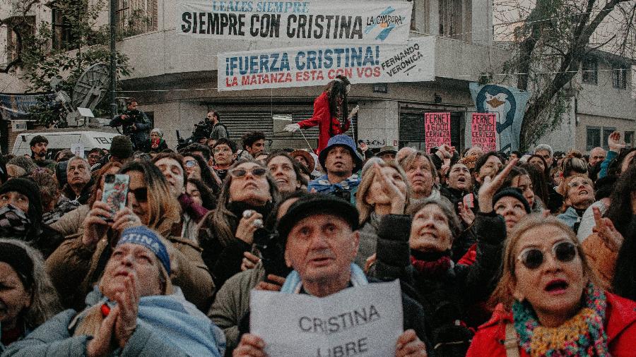 Apoiadores fazem vigília há uma semana em frente à casa da ex-presidente Cristina Kirchner, em Buenos Aires