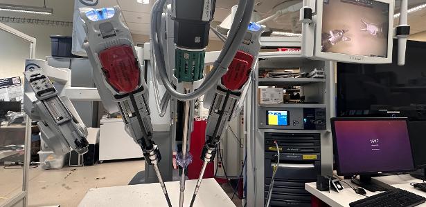 Robô guiado por IA realiza cirurgia em humano pela 1ª vez na história