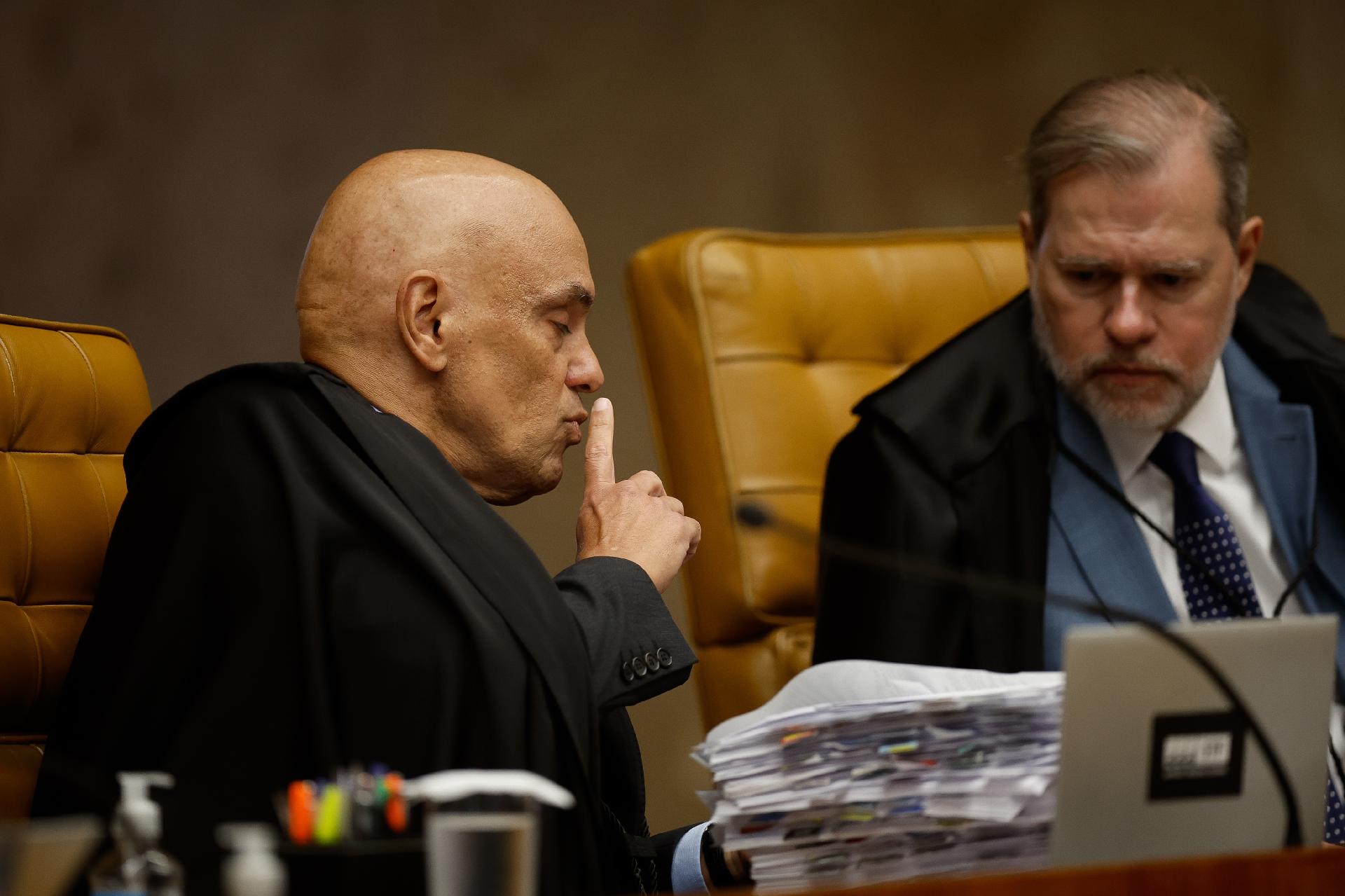 26.fev.2026 - Os ministros Alexandre de Moraes e Dias Toffoli (dir.) em sessão plenária do STF sobre penduricalhos - undefined