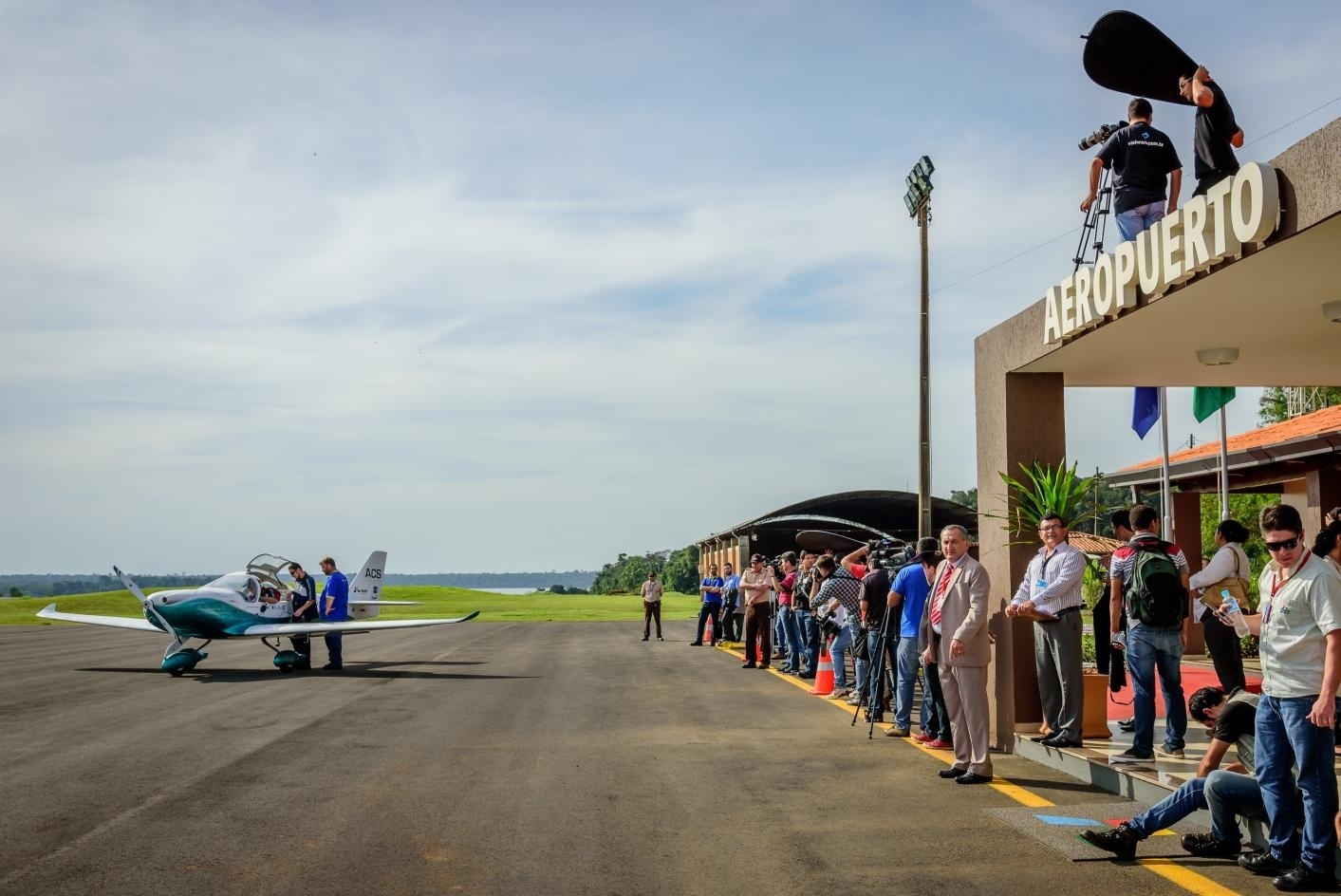 A apresentação foi acompanhada do diretor-geral brasileiro de Itaipu, Jorge Samek; pela diretora financeira executiva da Binacional, Margaret Groff; pelo diretor técnico executivo, Aírton Dipp; e pelo coordenador brasileiro do Programa Veículo Elétrico (VE), Celso Novais - Rubens Fraulini/Itaipu Binacional