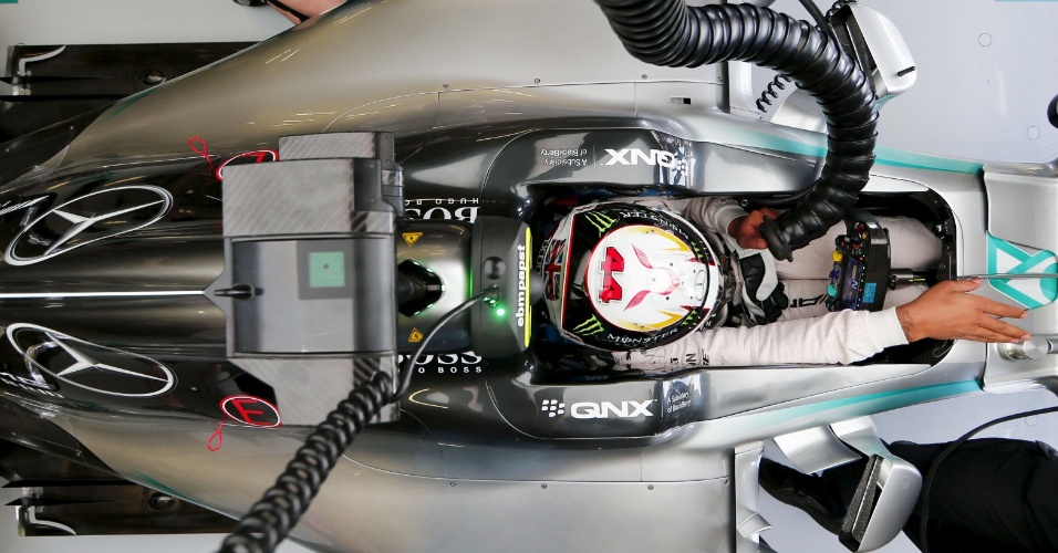 3.jul.2015 - Piloto britânico Lewis Hamilton da Mercedes de Fórmula Um durante uma sessão de treinos antes do Grand Prix 2015 britânico no Autódromo de Silverstone, na Grã-Bretanha
