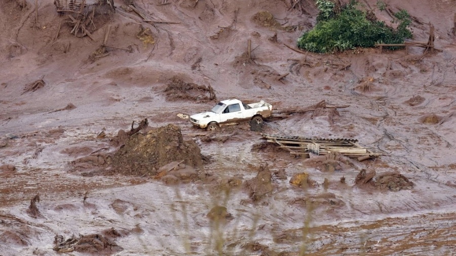 Carro é levado por enxurrada causada pelo rompimento da barragem da mineradora Samarco Fundão, em Bento Rodrigues, distrito de Mariana (MG). De acordo com o Corpo de Bombeiros, há mortos e desaparecidos - Douglas Magno/AFP