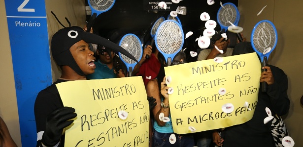 Manifestantes vestidos de mosquito esperavam o deputado e ministro licenciado - Alan Marques/Folhapress