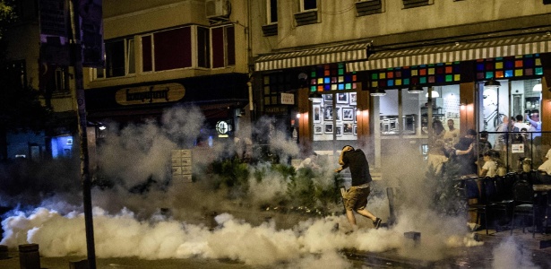 18.jun.2016 - Polícia turca usa gás lacrimogênio para dispersar manifestantes de um ato contra o ataque de islamitas a jovens que ouviam o novo álbum do Radiohead - Ozan Kose/AFP