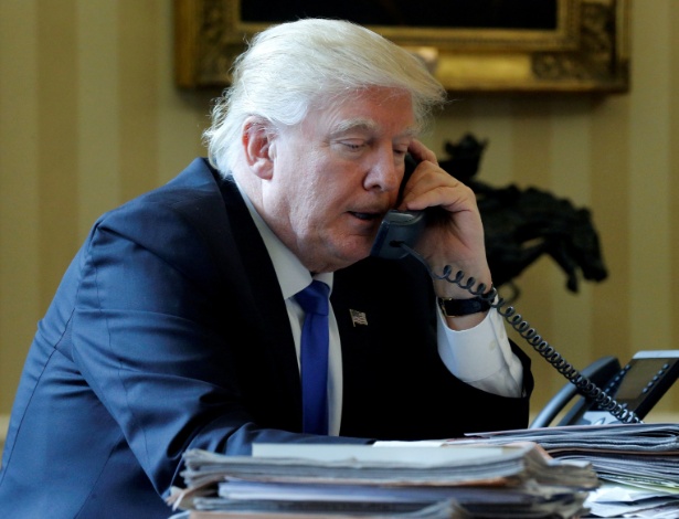 28.jan.2017 - Presidente dos EUA, Donald Trump, conversa com o presidente russo, Vladimir Putin - Jonathan Ernst/Reuters