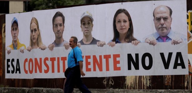 24.jul.2017 - Homem passa por cartaz que diz "Essa Constituinte não vai acontecer", em Caracas, na Venezuela - Ueslei Marcelino/Reuters