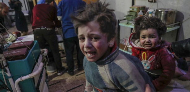 Crianças recebem atendimento após bombardeio no leste de Ghouta - MOHAMMED BADRA/EFE