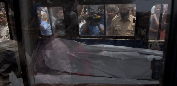 Ambulância leva corpos achados em casa em Nova Déli - Rishabh R. Jain/AFP