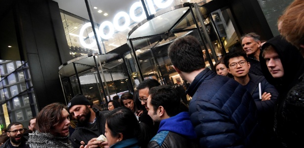 Funcionários ficam do lado de fora dos escritórios do Google depois de sair como parte de um protesto global sobre questões do local de trabalho, em Londres, Inglaterra - Toby Melville/Reuters