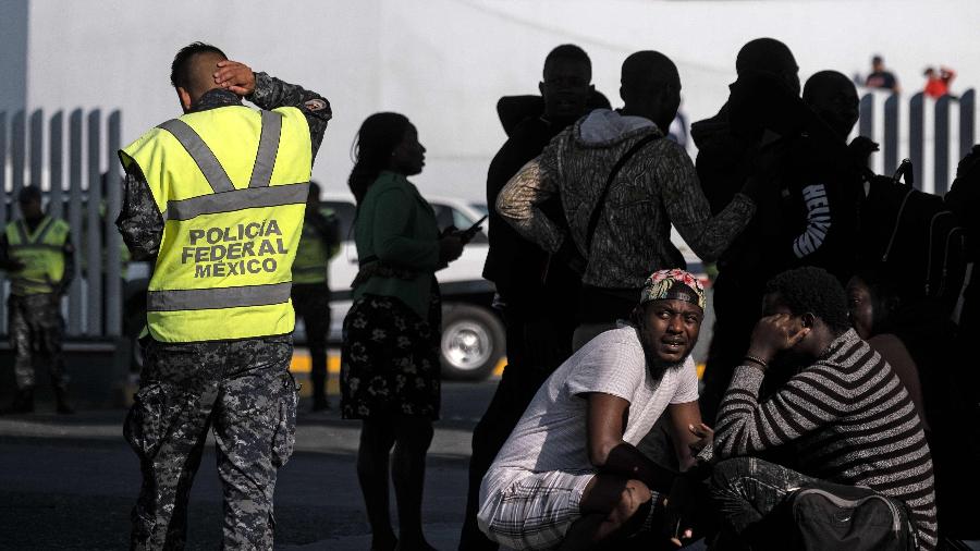 Pedintes de asilo aguardam por um encontro com as autoridades de migração dos EUA em Tijuana, no México - Guillermo Arias / AFP