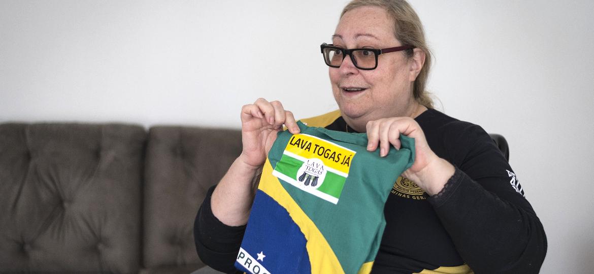  A historiadora aposentada Narli Resende faz parte do grupo de direita Curitiba Contra a Corrupção, que apoia a atuação da Operação Lava-Jato - Henry Milleo/UOL