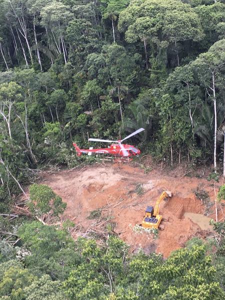 Helicóptero do Ibama localiza garimpo dentro de terra indígena - Fabiano Maissonave/Folhapress