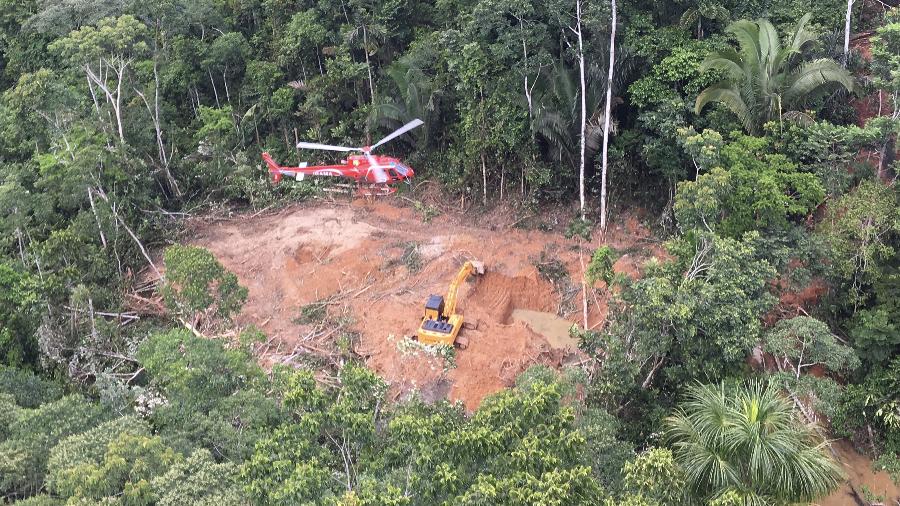 Helicóptero do Ibama localiza garimpo dentro de terra indígena Parque do Aripuanã, entre Rondônia e Mato Grosso - Fabiano Maissonave/Folhapress