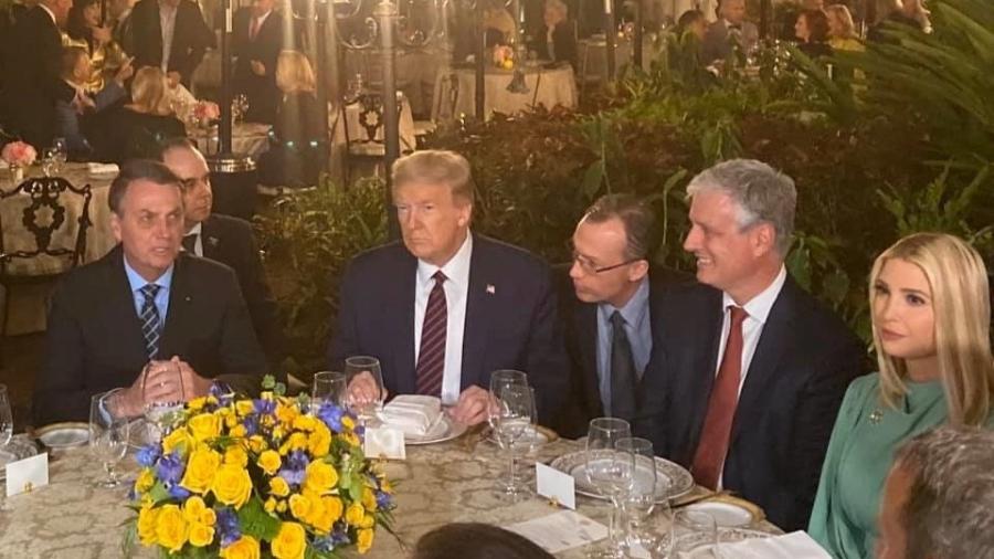 O presidente do Brasil, Jair Bolsonaro, e o presidente dos Estados Unidos, Donald Trump, durante jantar na Flórida - Rodrigo Constantino/Jovem Pan