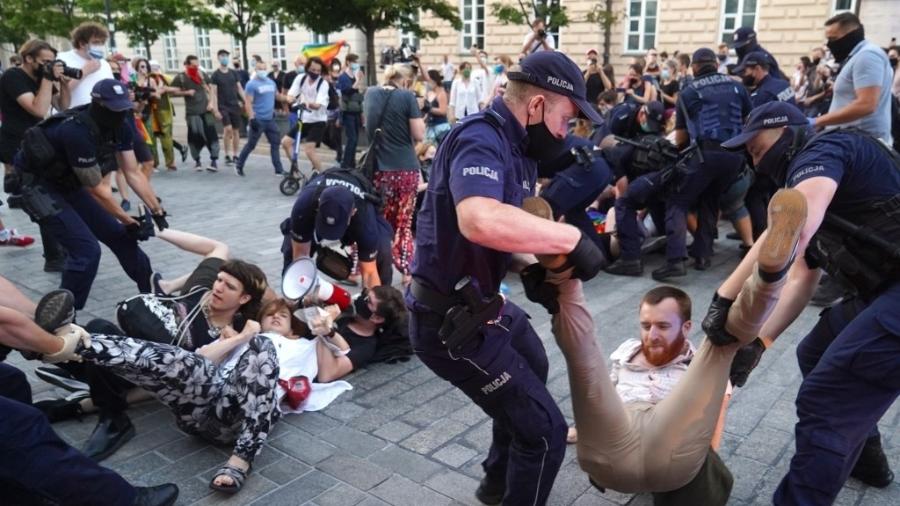 7.ago.2020 - Policiais prendem manifestantes LGBT em Varsóvia, na Polônia - Janek Skarzynski/AFP