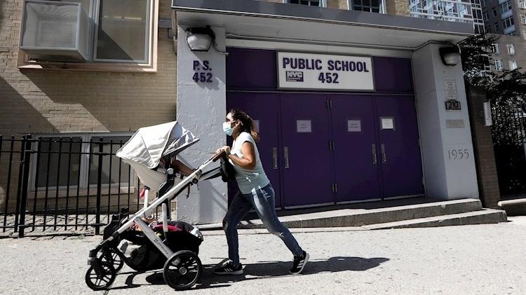 12.ago.2020 - Mulher passa em frente a escola pública fechada na cidade de Nova York, nos Estados Unidos - EFE/EPA/Peter Foley - EFE/EPA/Peter Foley