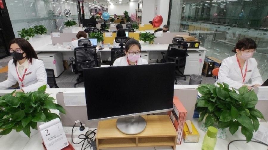Funcionárias em escritório da JD Health, empresa que busca captar US$ 1 bilhão na bolsa de Hong Kong - JD Press